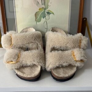 Arizona Big Buckle Birkenstock Cream Fuzzy Sandals with Gold Accents Size 4-6 36